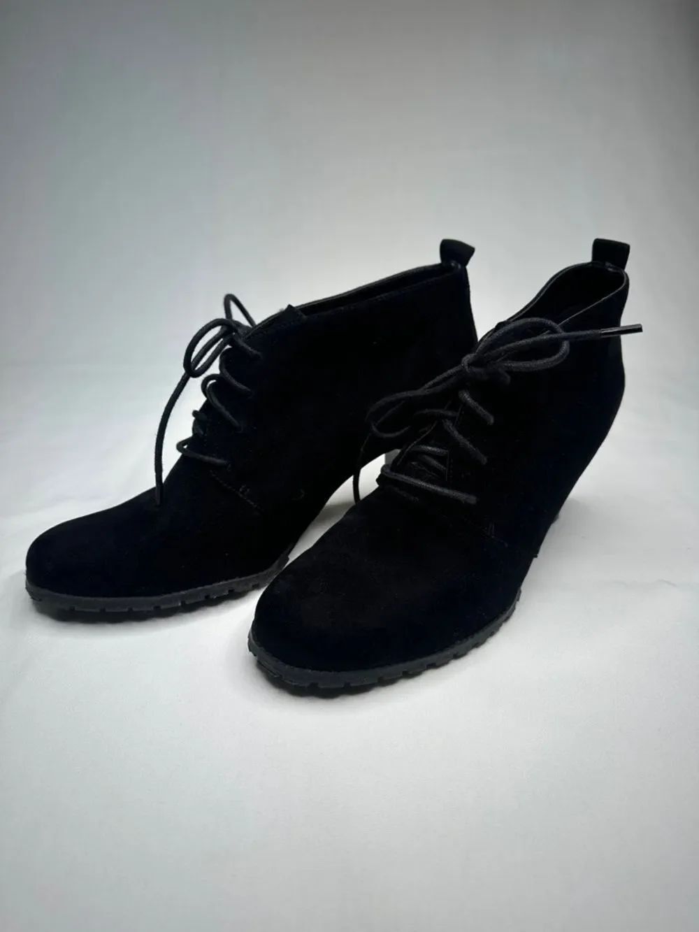 AEROSOLES Black Suede Lace-Up Ankle Booties with Chunky Heel